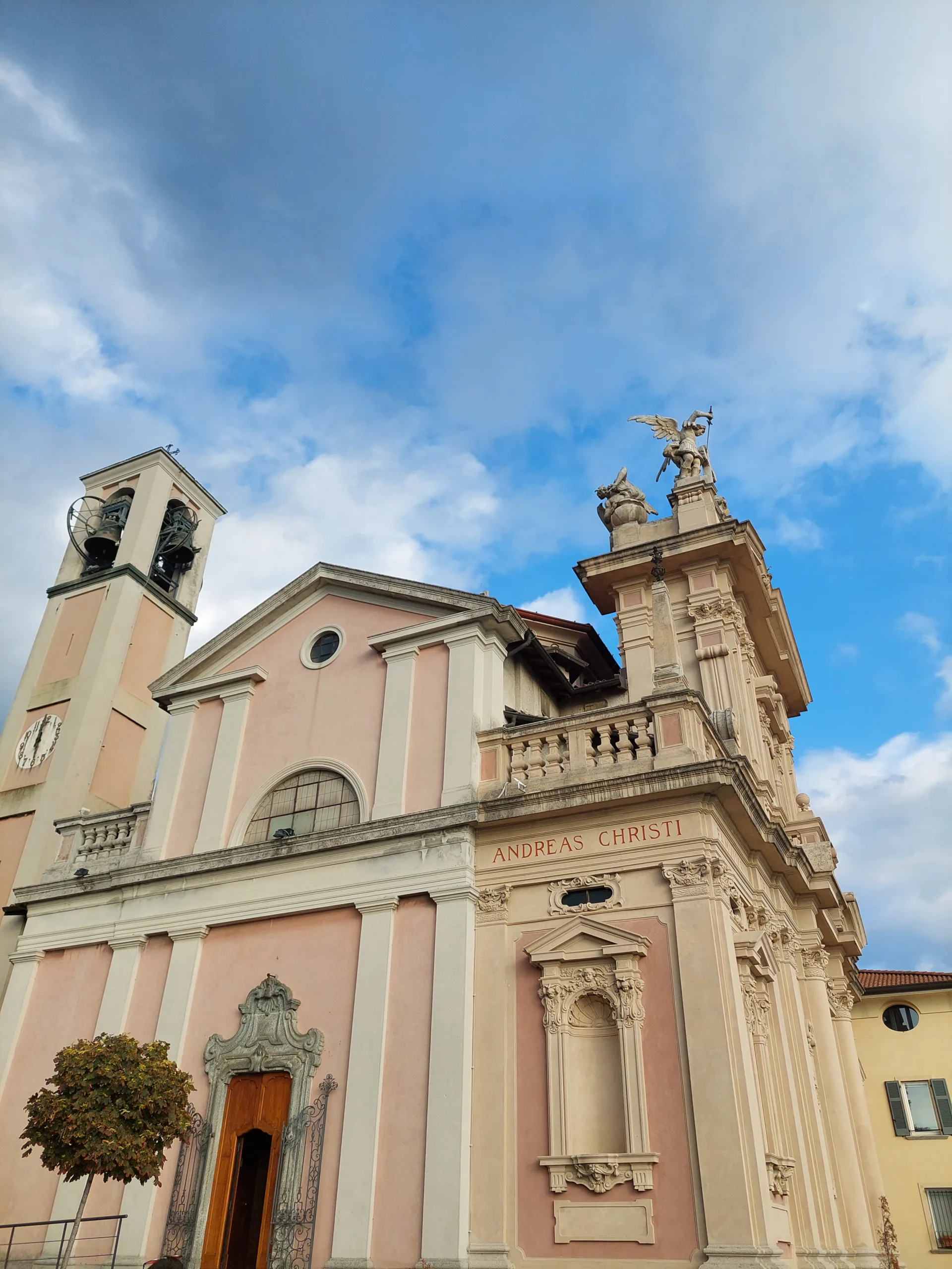 Η καθολική Εκκλησία Chiesa di Sant'Andrea Apostolo στο Brunate, Κόμο, Ιταλία.